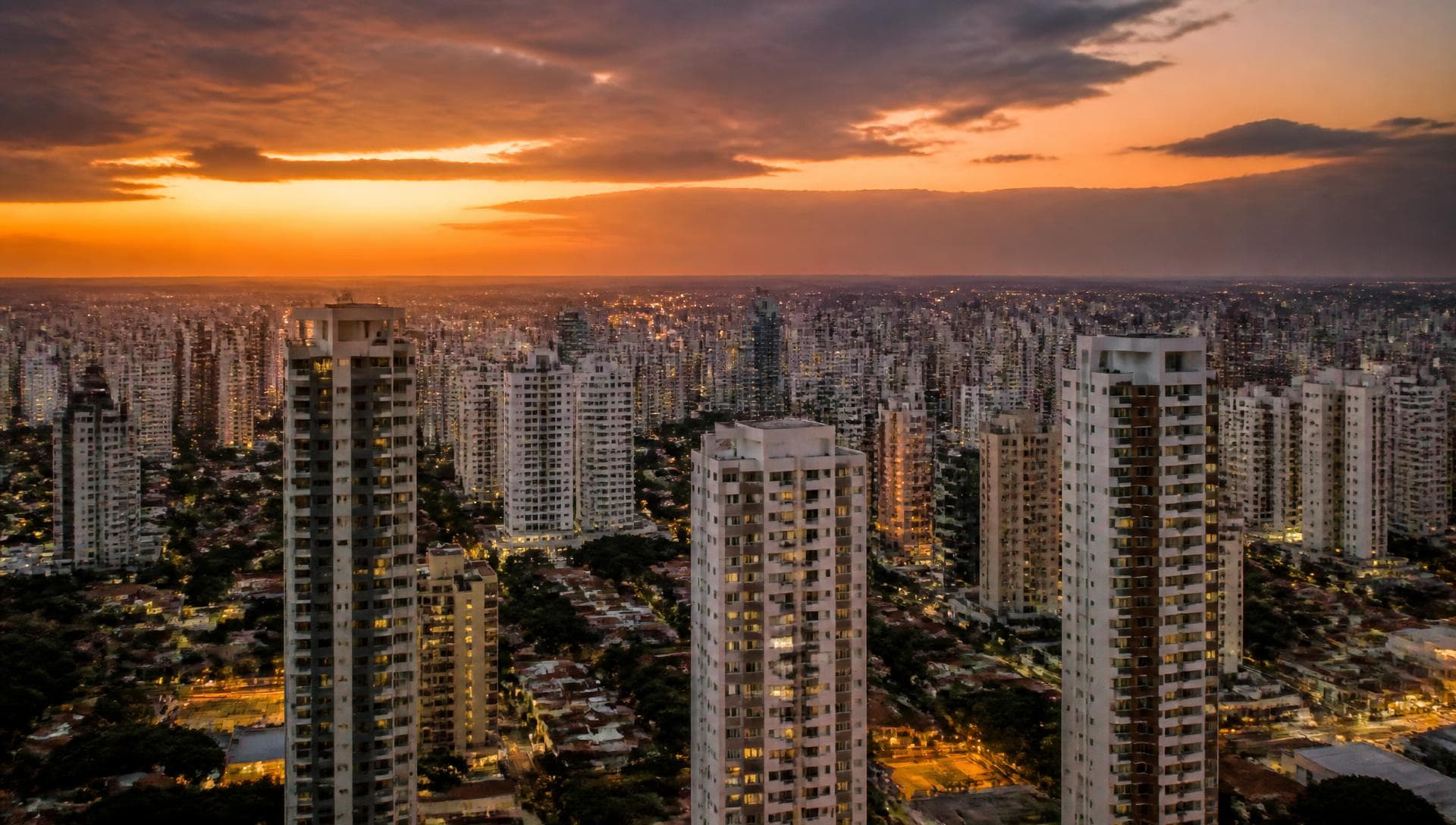 Vista aérea dos edifícios residenciais de Goiânia ao pôr do sol